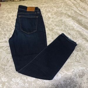 LUCKY BRAND jeans 87% Cotton 12% polyester1% Elastane pretty good conditions.